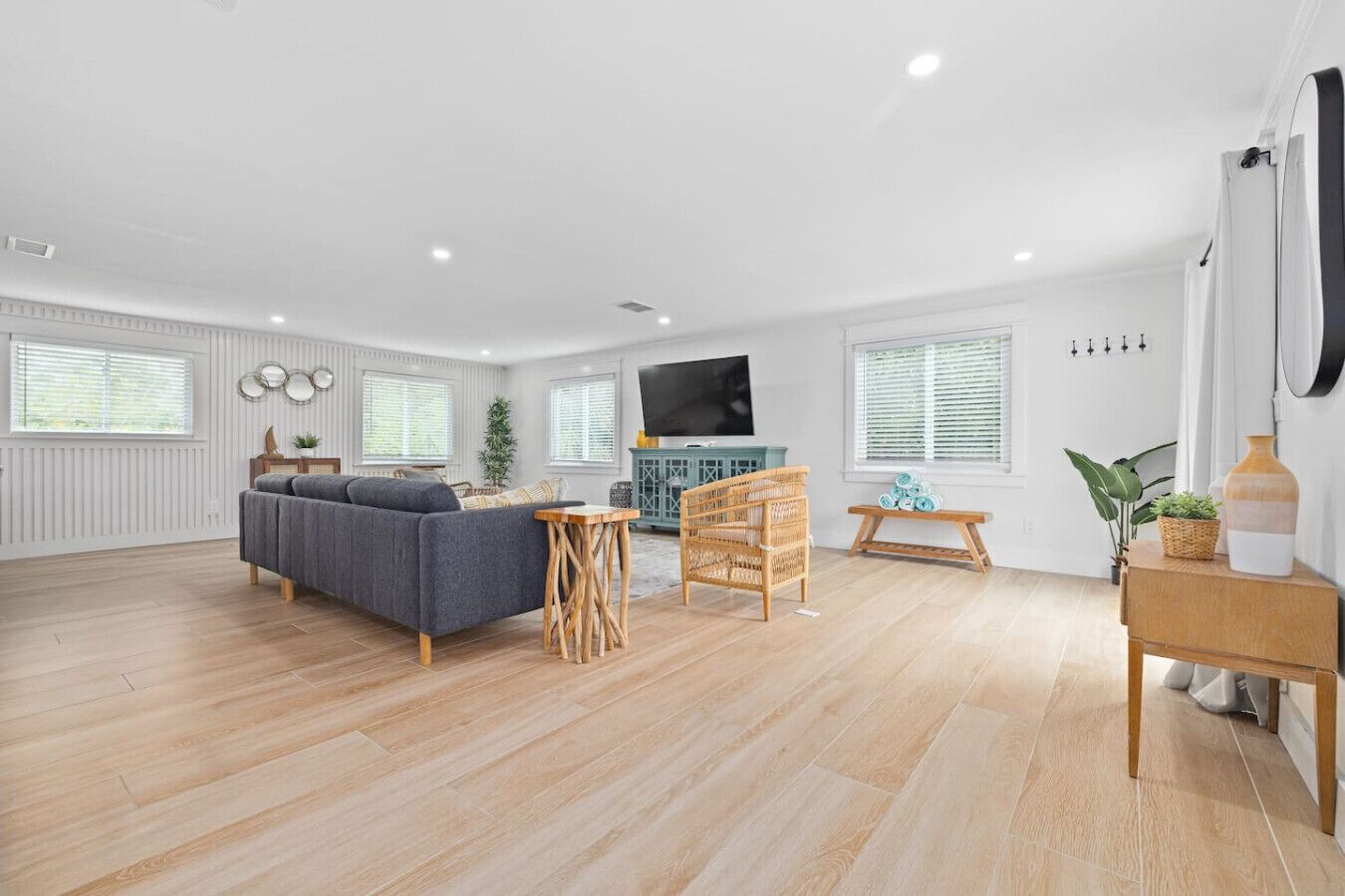 Een smart-tv en een tafeltennistafel