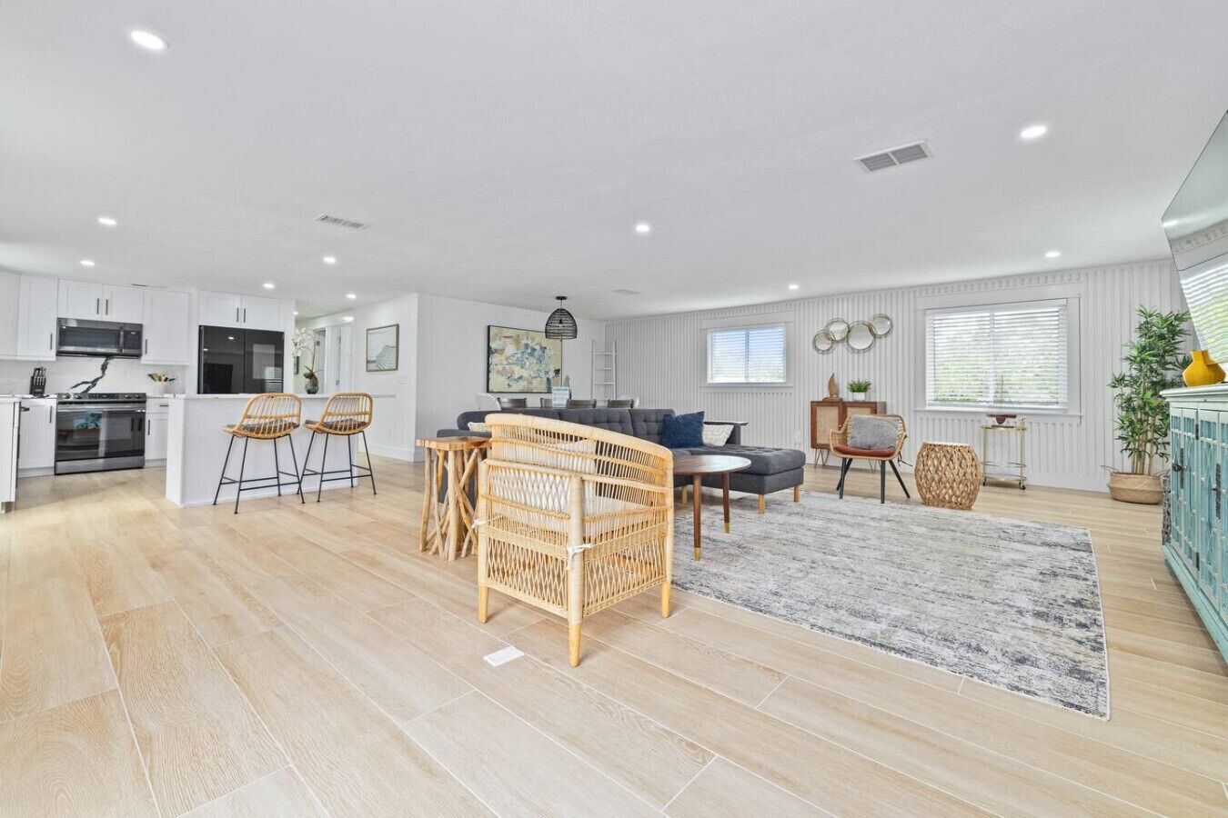 Een smart-tv en een tafeltennistafel