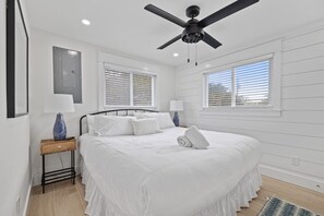 3 bedrooms, desk, iron/ironing board, free WiFi