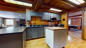 Jääkaappi, mikroaaltouuni, liesi, astianpesukone