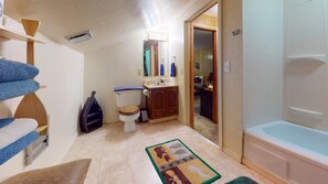 Un baño pequeño con inodoro, lavamanos y bañera.