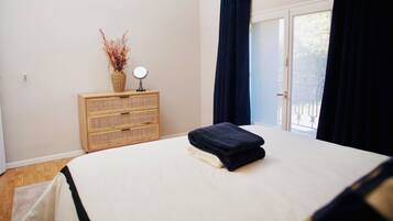 2 chambres, bureau, fer et planche Ă repasser, lit parapluie