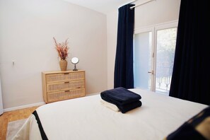 2 habitaciones, escritorio y tabla de planchar con plancha