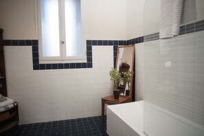 Secadora de cabello, bidet, toallas, jabón