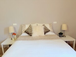 2 chambres, bureau, fer et planche à repasser, lit parapluie