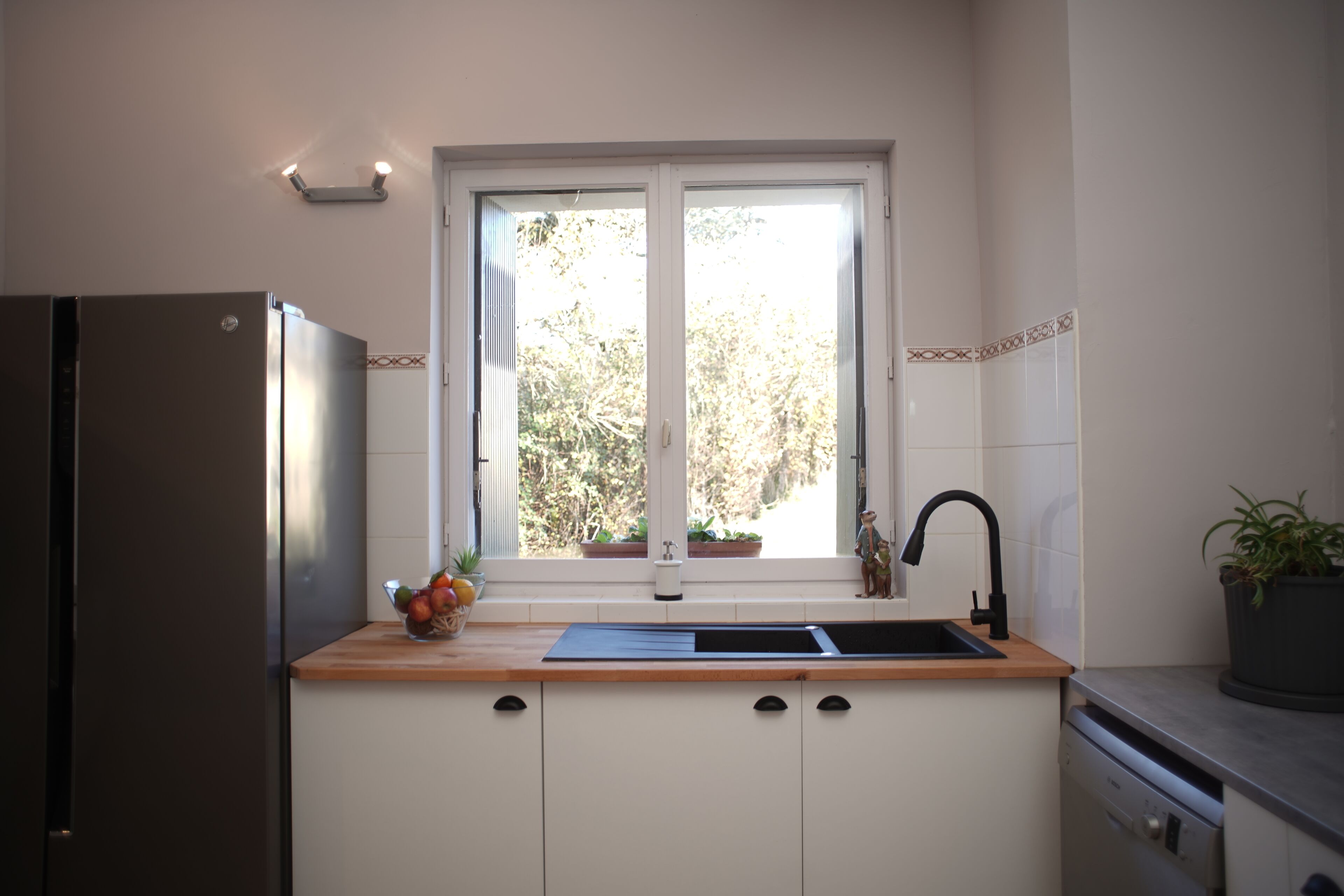 Fridge, stovetop, dishwasher, coffee/tea maker