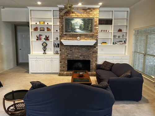 Charming 3-bedroom 3-bathroom house in lovely Lubbock with WiFi, AC