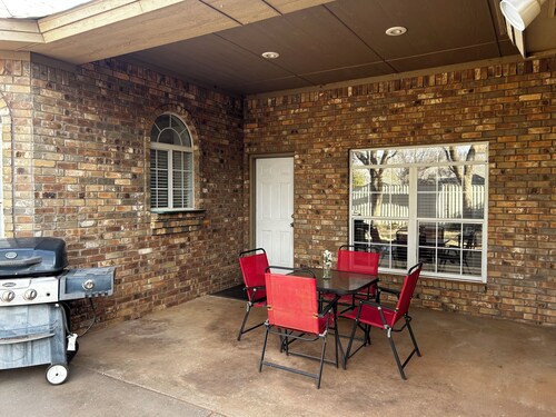 Charming 3-bedroom 3-bathroom house in lovely Lubbock with WiFi, AC