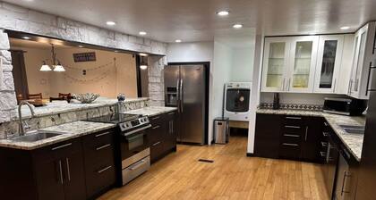 Charming 3-bedroom house in Eufaula with pool table and outdoor dining