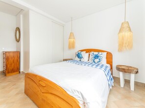 2 bedrooms, iron/ironing board, Internet, bed sheets