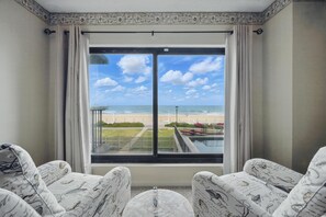 Condo, balcon, vue sur la plage | Aire de séjour | Téléviseur à écran plat de 32 po avec télévision par câble, téléviseur