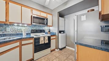 Condo, Balcony, Beach View | Private kitchen