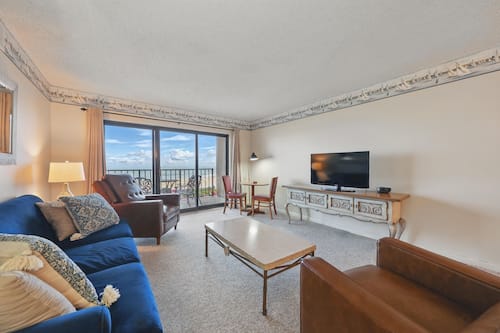 Condo, balcon, vue sur la plage | Aire de séjour | Téléviseur à écran plat de 32 po avec télévision par câble, téléviseur