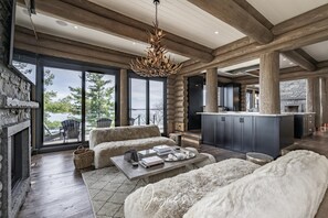 TV connectée, cheminée, livres