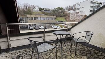 Basic Double Room, 2 Twin Beds, Non Smoking, Courtyard View | Desk, laptop workspace, free WiFi, bed sheets