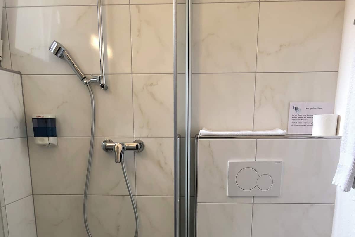 Deluxe Triple Room | Bathroom shower