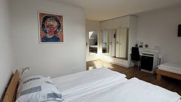 Deluxe-Dreibettzimmer | Schreibtisch, laptopgeeigneter Arbeitsplatz, kostenloses WLAN