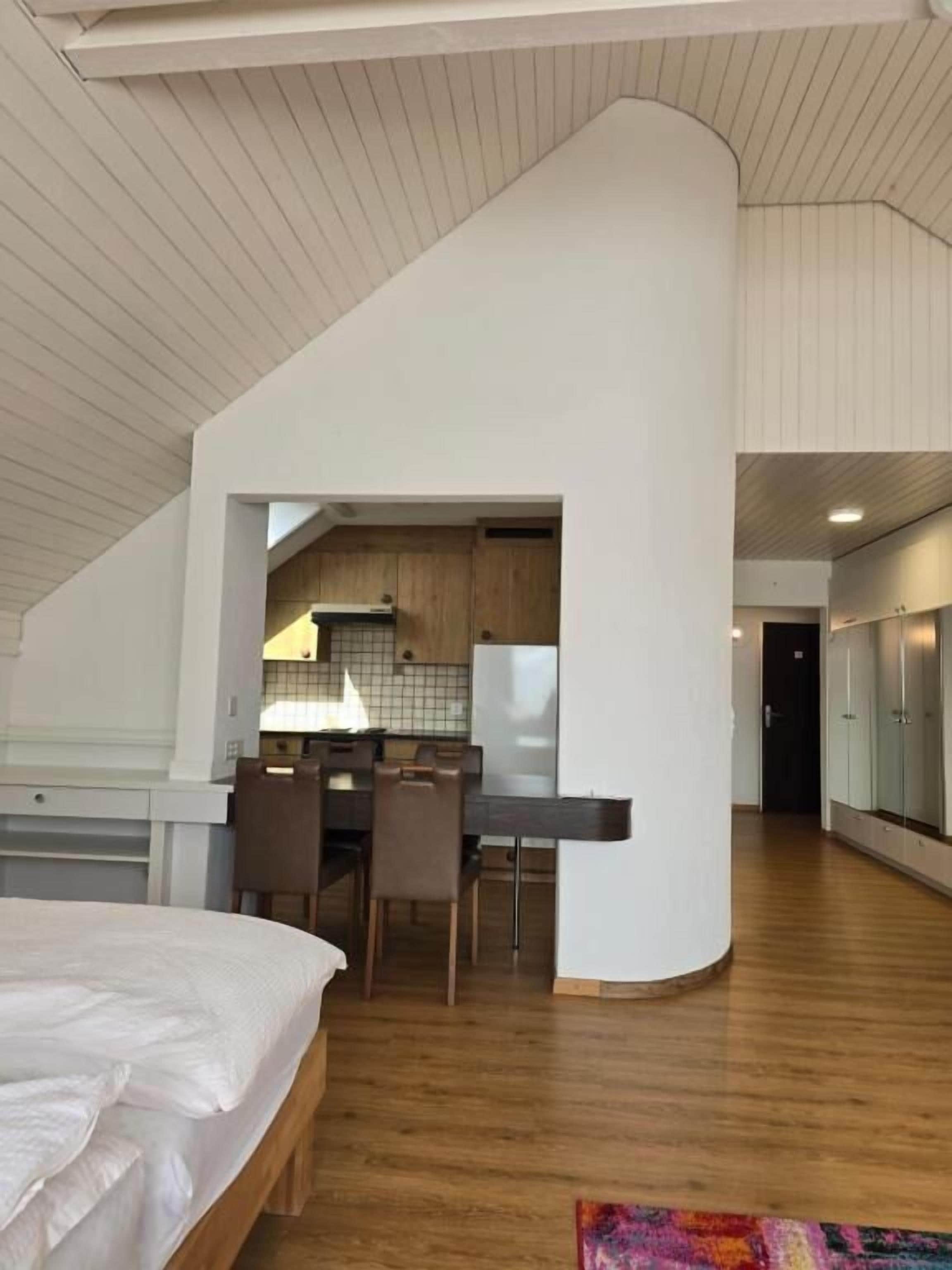 Comfort Studio Suite, Multiple Beds, Non Smoking, Kitchen | Desk, laptop workspace, free WiFi, bed sheets