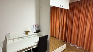 Schreibtisch, laptopgeeigneter Arbeitsplatz, kostenloses WLAN