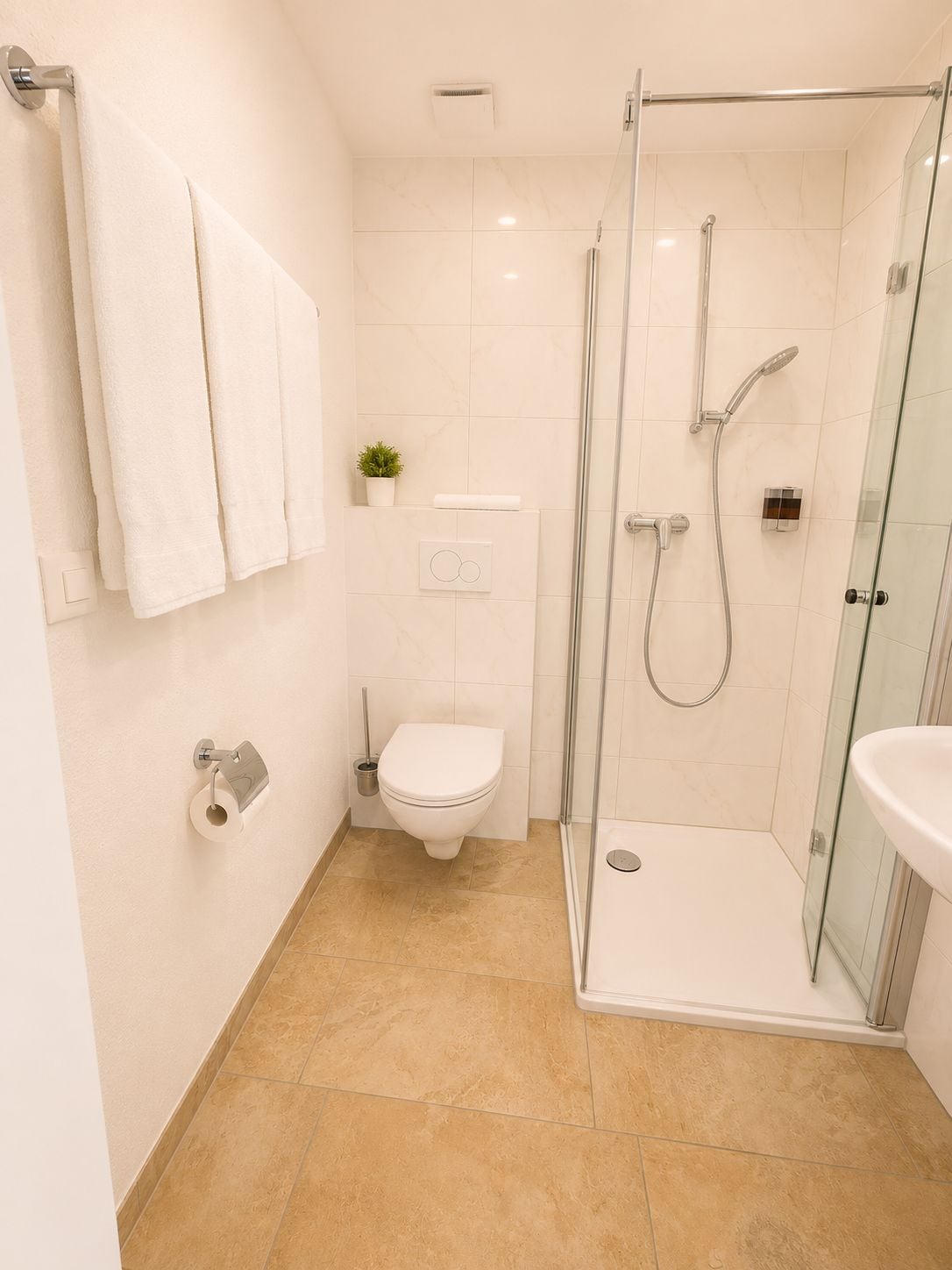 Une salle de bain moderne avec une douche à parois de verre, des toilettes et un lavabo.
