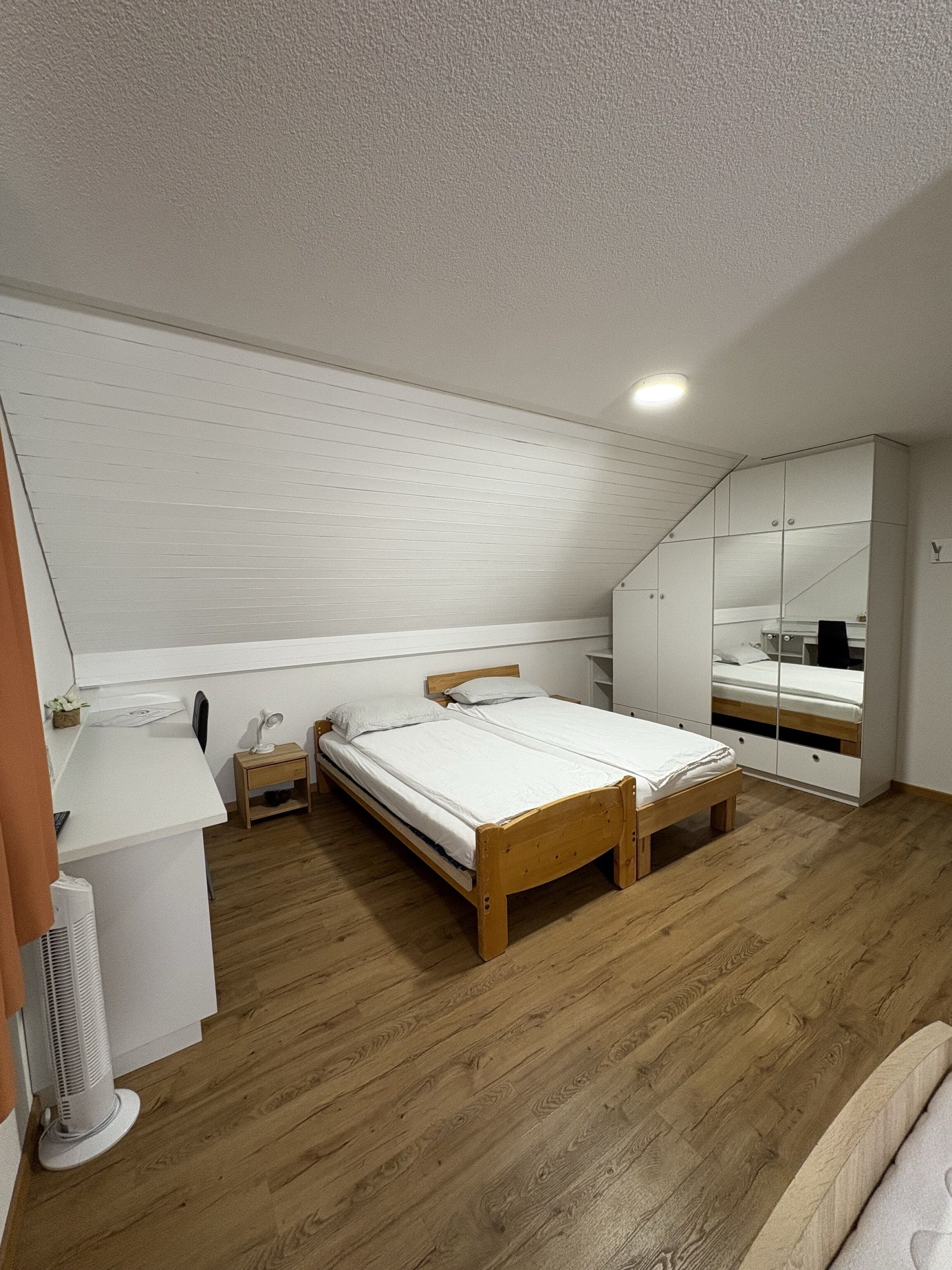 豪華三人房 | 書桌、筆電工作空間、免費無線上網、床單