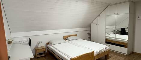 Escritorio, espacio para trabajar con un portátil, wifi gratis