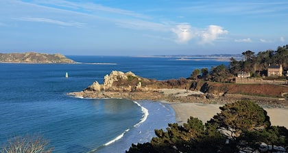 Town house in a very quiet area.300m from all shops and 700m from the beach.
