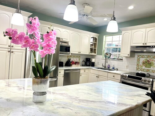 The Tango House - Central Stay, Jacuzzi and Garden
