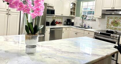 The Tango House - Central Stay, Jacuzzi and Garden