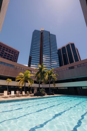 Outdoor pool - Bishop Suites @ Executive Centre, Mountain View Suite #3709, Downtown Honolulu (Honolulu)