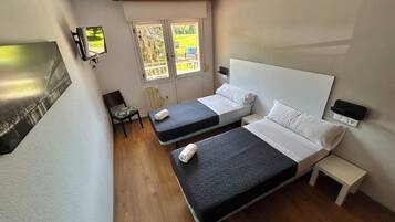 Habitación con 2 camas individuales, vistas al jardín | Espacio para trabajar con un portátil