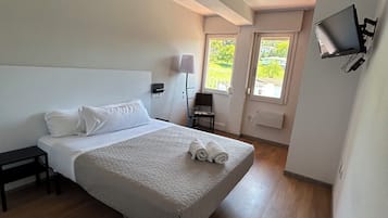 Twin Room, Garden View | Laptop workspace