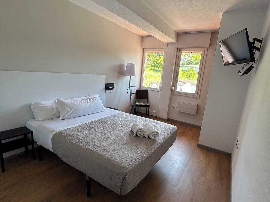 Habitación con 2 camas individuales, vista al jardín | Espacio para trabajar con laptop
