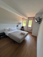 Habitación con 2 camas individuales, vistas al jardín | Espacio para trabajar con un portátil