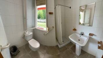 Habitación con 2 camas individuales, vistas al jardín | Baño