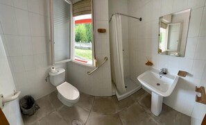 Kahden hengen huone (kaksi sänkyä), näköala puutarhaan | Kylpyhuone