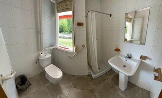 Habitación con 2 camas individuales, vistas al jardín | Baño