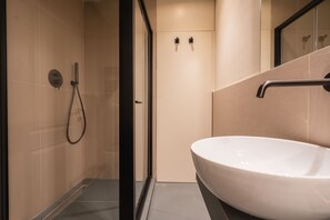 Douche, séchoir à cheveux, bidet, serviettes fournies