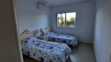 2 habitaciones y tabla de planchar con plancha
