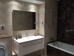 Shower, hair dryer, towels, soap - Serene 2-bedroom apartment with AC in Folla Aqua Resort (Akouda)