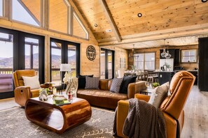 Smart TV, fireplace - Pool/GameRoom/HotTub/VIEWS/Sleeps 15! - Oasis in the Smokies (Gatlinburg)