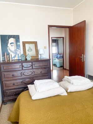 4 bedrooms, iron/ironing board, WiFi, bed sheets - Elegant and spacious apartment by the sea! (Póvoa de Varzim)