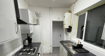 Cozy home with WiFi, Table Tennis &Snooker in West Bromwich - 3 bedrooms