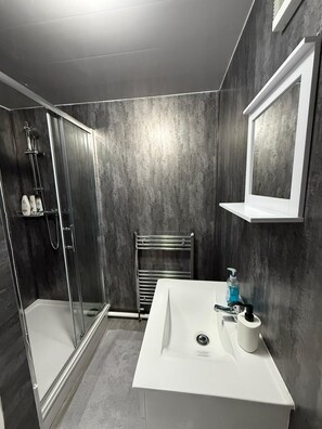 Douche, serviettes fournies, savon, papier toilette