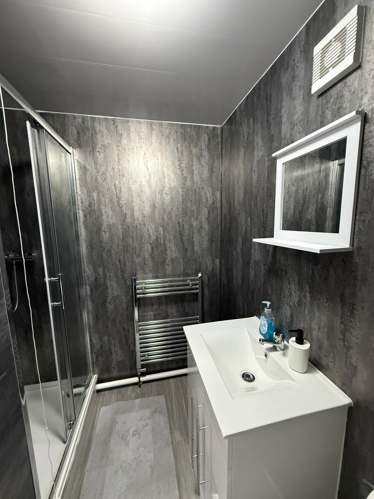 Dusche, Handtücher, Seife, Toilettenpapier