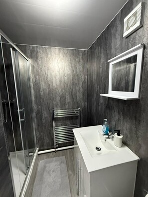 Douche, serviettes fournies, savon, papier toilette