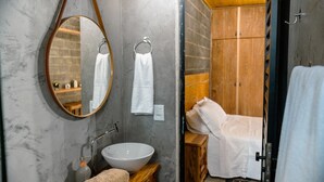 Tradisjonelt rom | Bad | Dusj, håndklær og toalettpapir
