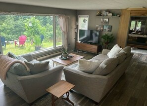 TV, fireplace, DVD player, books - Riverfront cabin with WiFi in charming Fife Lake (Fife Lake)