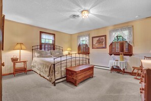 5 bedrooms, iron/ironing board, free WiFi, bed sheets