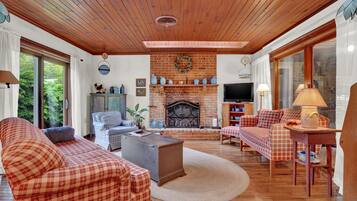 Televisión, chimenea y oficina